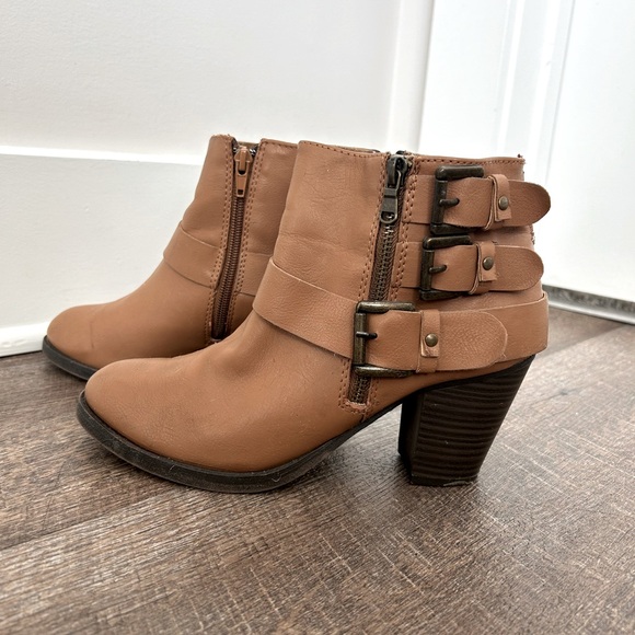 Cathy Jean Shoes - Women’s Cathy Jean Booties Tan 3 Buckle - Size 7.5